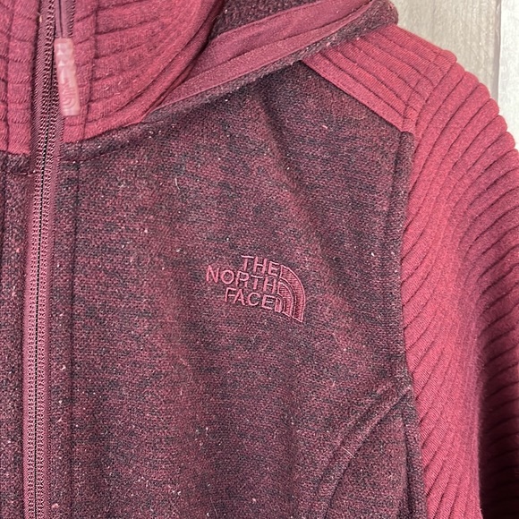 LThe North Face maroon soft jacket size Medium - Picture 4 of 9